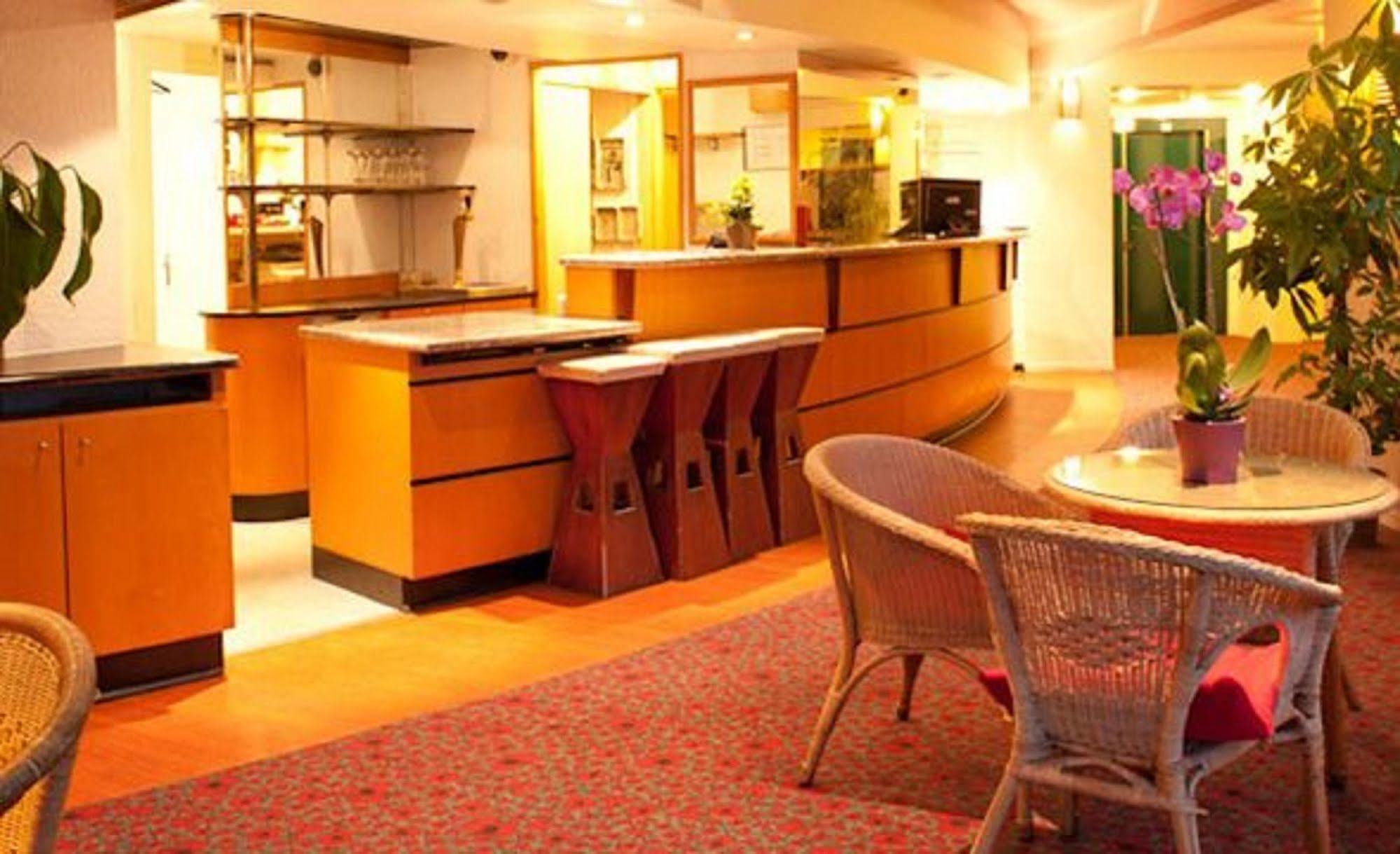 Egg Hotel Gonesse Luaran gambar