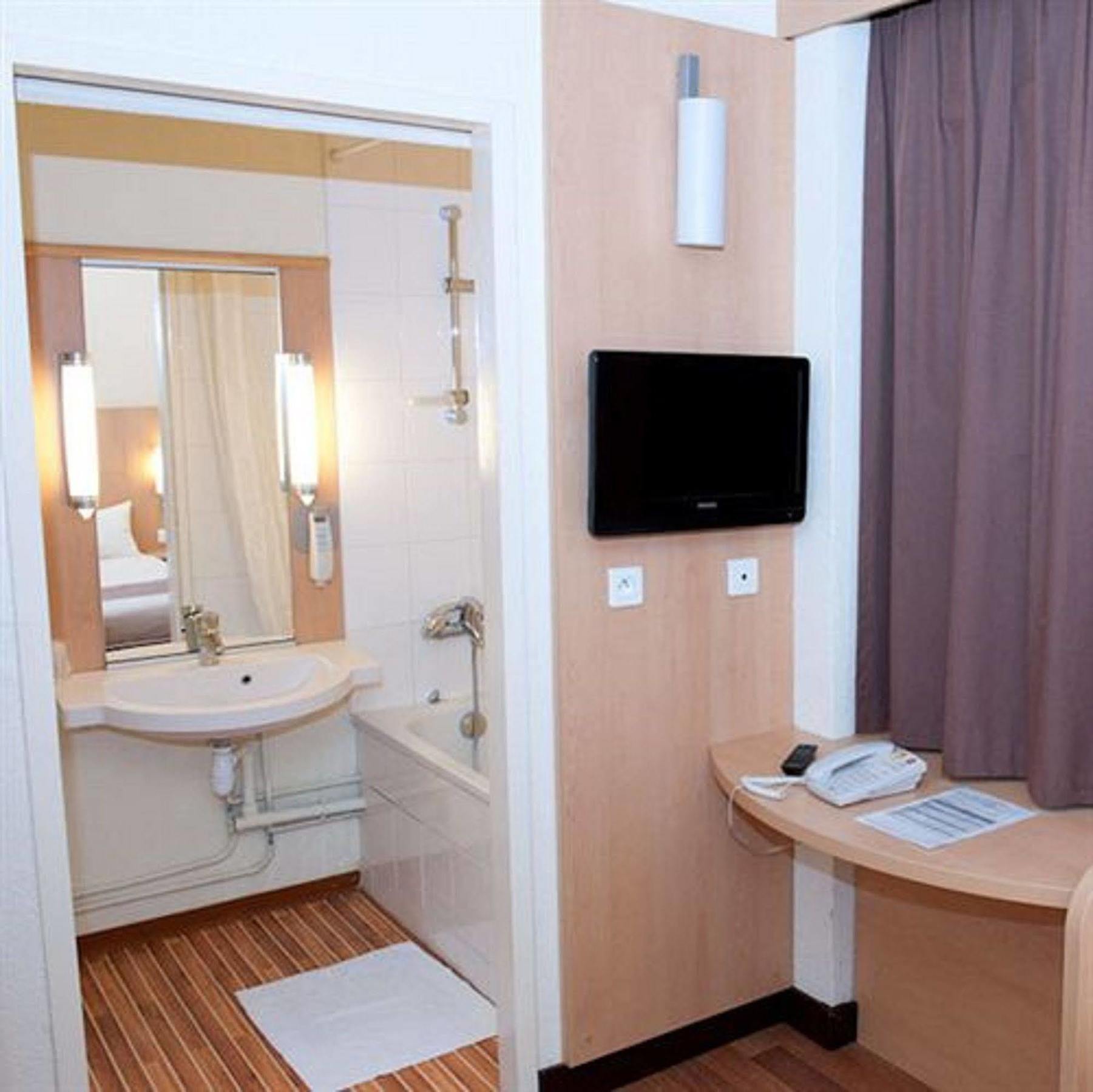 Egg Hotel Gonesse Luaran gambar